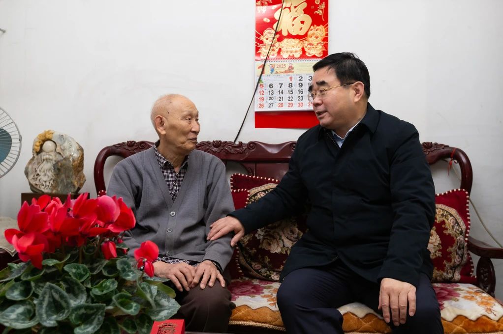 滿慎剛看望慰問山東重工老干部、困難職工